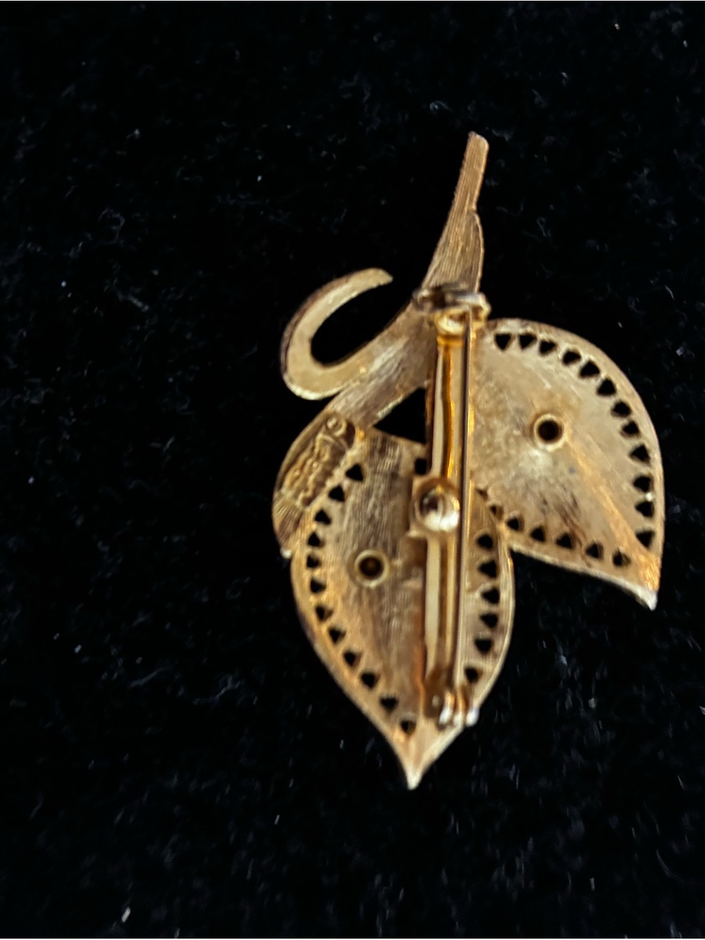VINTAGE EUC 80S CELEBRITY GOLD-TONE LEAF BROOCH WITH RED RHINESTONES - Picture 3 of 8
